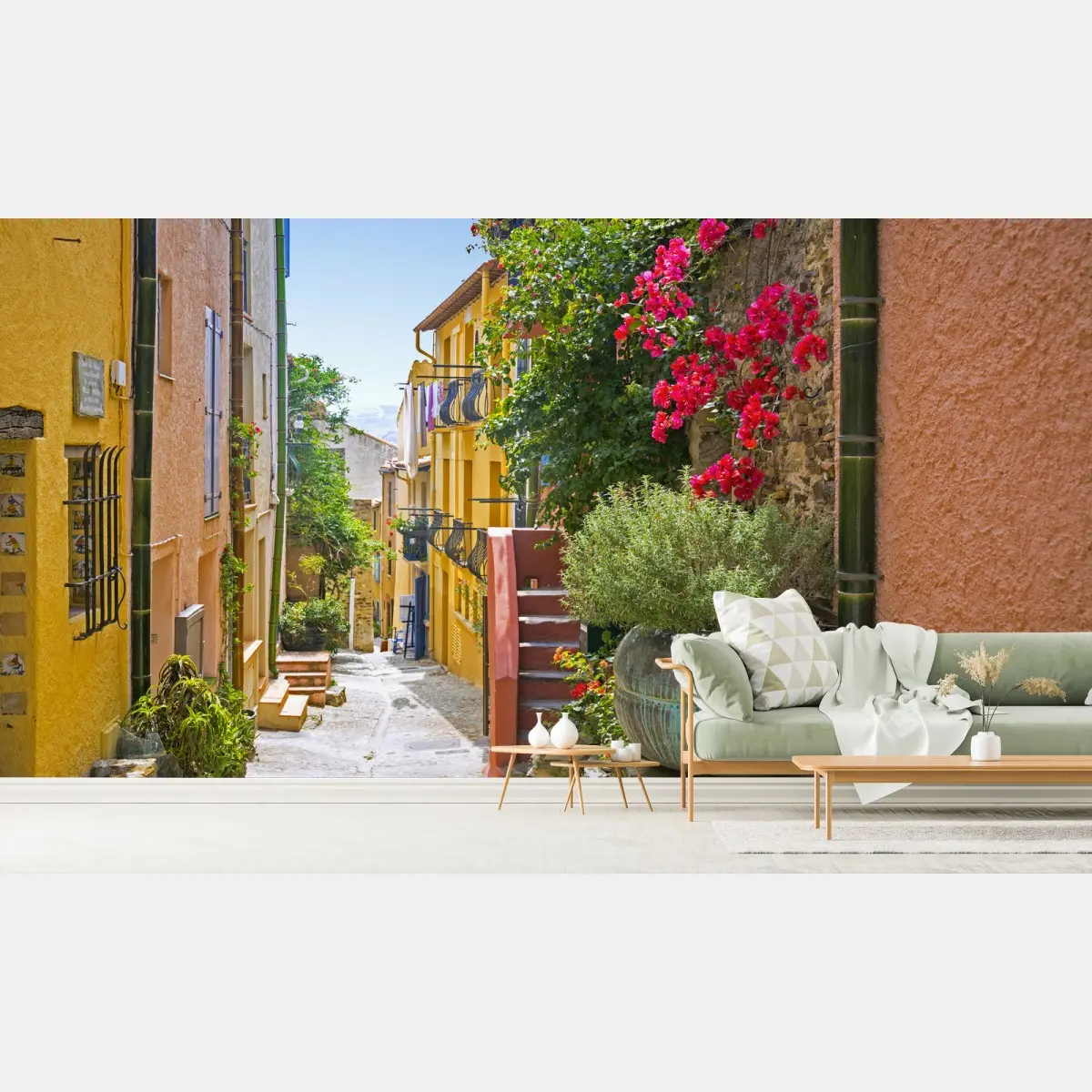 Fototapete sonnige mediterrane gasse mit bougainvillea – Pixers®