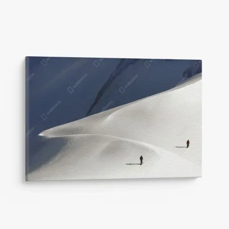 Leinwandbild schneebedeckte bergminimalistik mit skifahrern – Pixers®