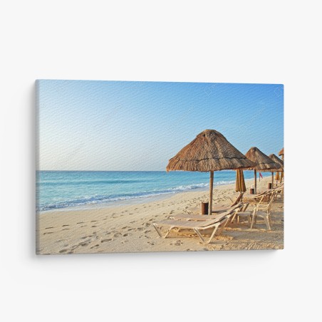 Leinwandbild tropischer strand mit strohsonnenschirmen – Pixers®