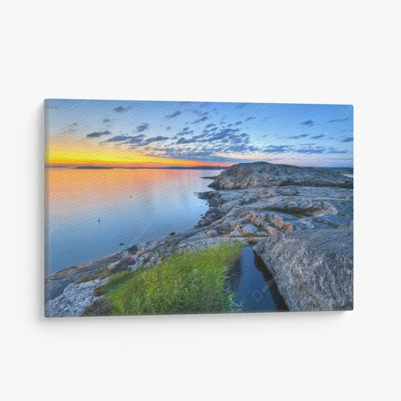 Leinwandbild ruhiger küsten-sonnenuntergang über felsiger küste