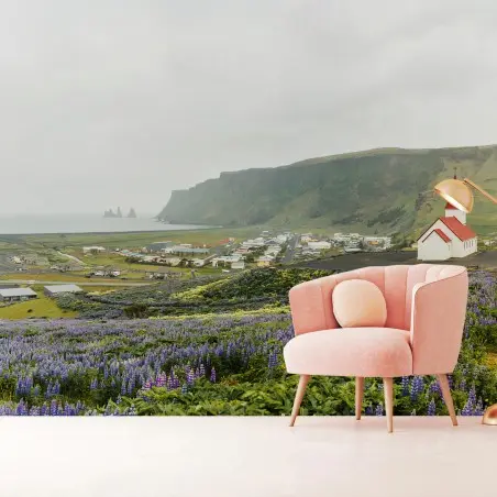 Fototapete ISLAND KIRCHE LUPINEN KÜSTE KLIPPEN FÜR WOHNZIMMER