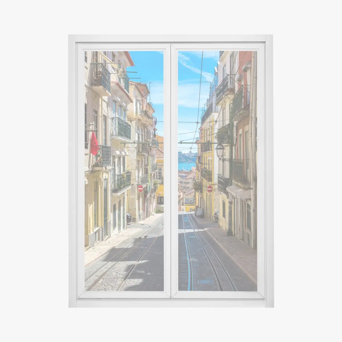 Fensteraufkleber alte straße in Lissabon an einem sommerlichen tag – Pixers®