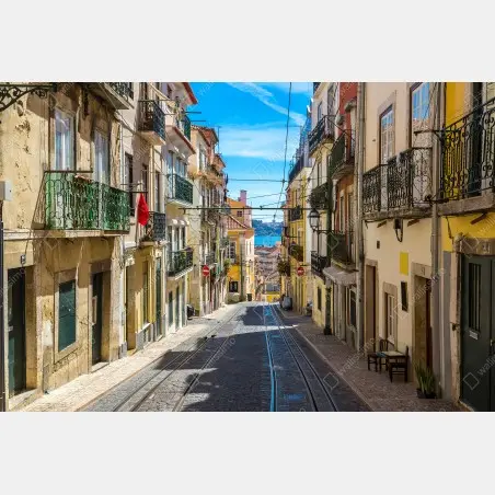 Fensteraufkleber alte straße in Lissabon an einem sommerlichen tag – Pixers®