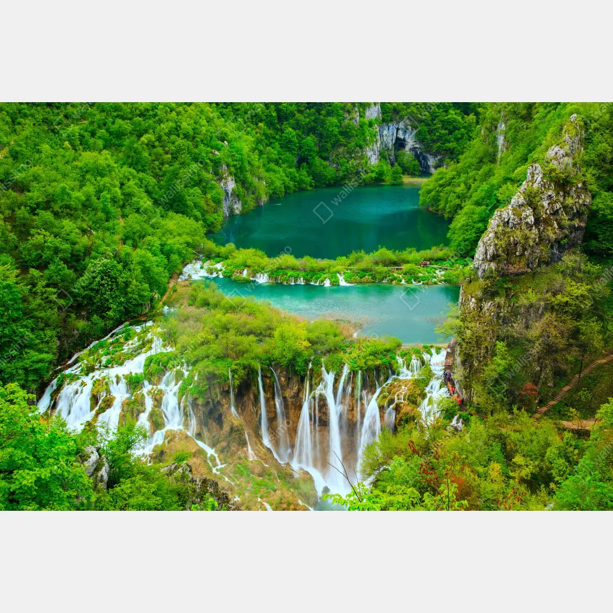 Fensteraufkleber üppiger wasserfall und türkise seen – Pixers®