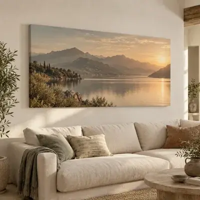 Panorama-Leinwandbild mit einem Bergsee in der Abendsonne über einem Sofa